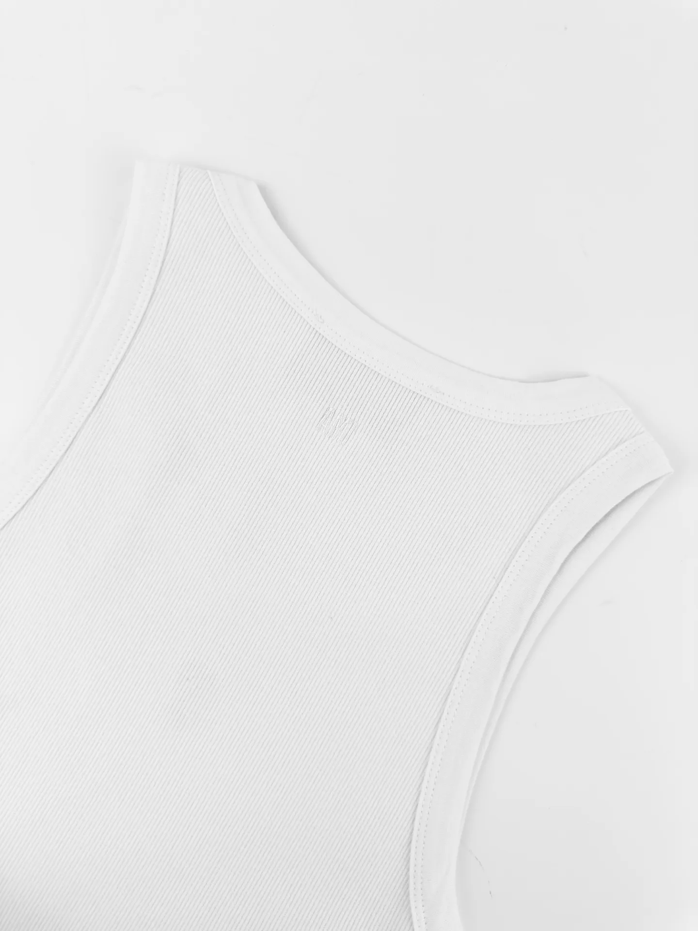 Women's Ami Paris logo embroidered vest, custom made of luxurious and soft plain weave cotton, with a cloudy feel, skin-friendly and breathable. The pure white tone embodies French nobility, showing a relaxed and luxurious style. The iconic love embroidery is embellished on the chest, which is low-key yet recognizable. The ami embroidery on the back collar has a dark texture, and both sides have a French attitude. The high-strength texture outlines neat lines, making it slimmer and Versatile. The vest-style cut releases the shoulder and neck lines, perfectly showing the female curves; above simplicity, it is an undefined French romance. 1. Imported machine embroidery technology uses advanced computer control systems and precision mechanical components to precisely create the iconic AMI love logo embroidery, with smooth and delicate lines and a full sense of sophistication. 2. Enzyme washing treatment: The fabrics have been fermented and washed to give them a better feel and texture. They are not easy to deform, shrink or fade, and maintain long-term beauty. Accessories: Customized 1:1 AMi trademark Version: Fit Size: S M L Style number: DD 114